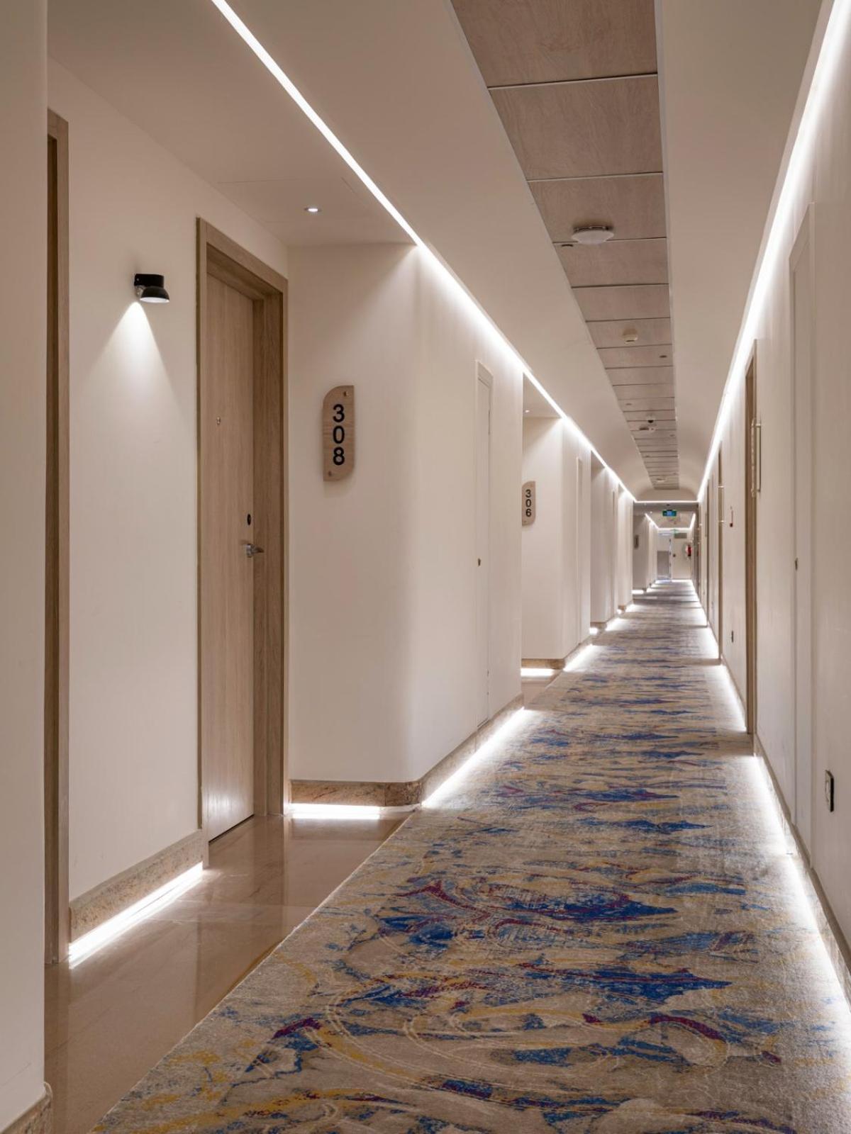 Mirage Hotel & Conference Center Alexandria Exterior foto A corridor at the hotel