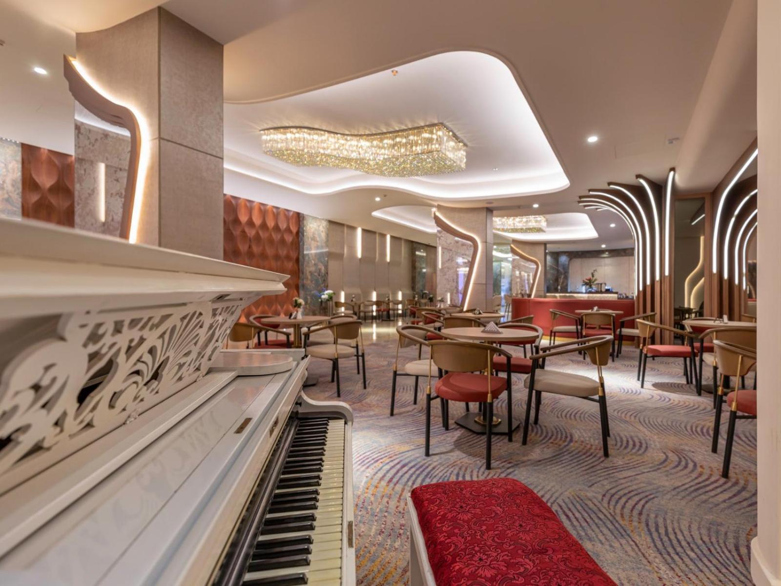 Mirage Hotel & Conference Center Alexandria Exterior foto The interior of the new restaurant