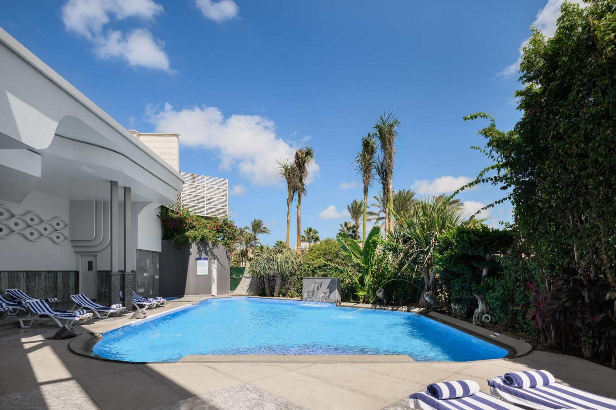 Mirage Hotel & Conference Center Alexandria Exterior foto The pool at the hotel